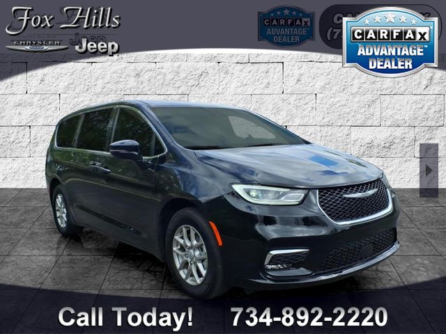 2026 Chrysler Pacifica Select's photo