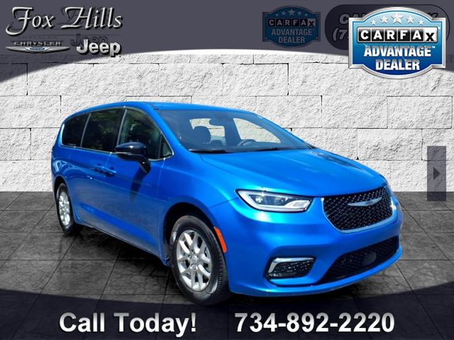 2026 Chrysler Pacifica Select's photo