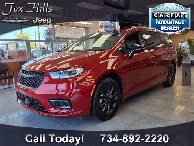 2025 Chrysler Pacifica photo 2