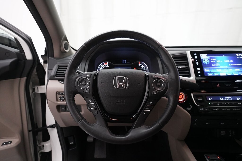 2017 Honda Pilot Elite photo 2