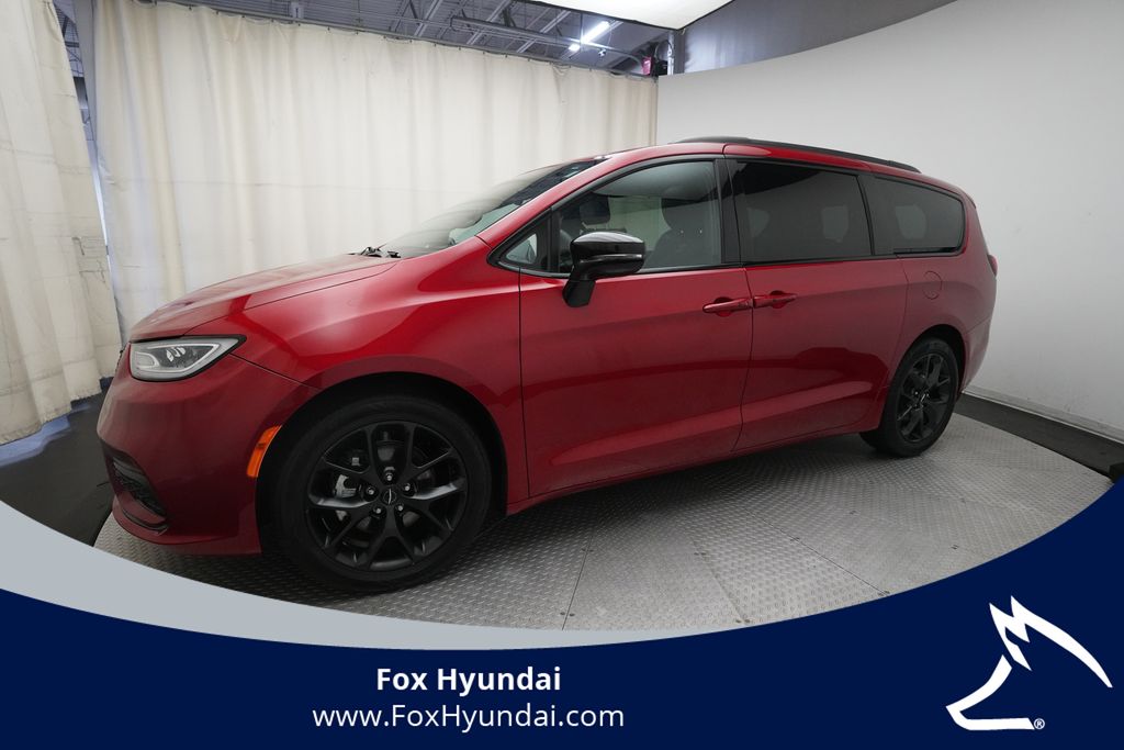 2025 Chrysler Pacifica Limited's photo