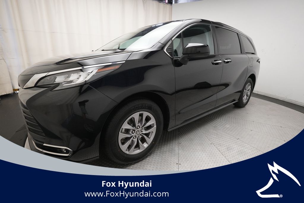 2023 Toyota Sienna XLE 8-Passenger Hybrid FWD's photo