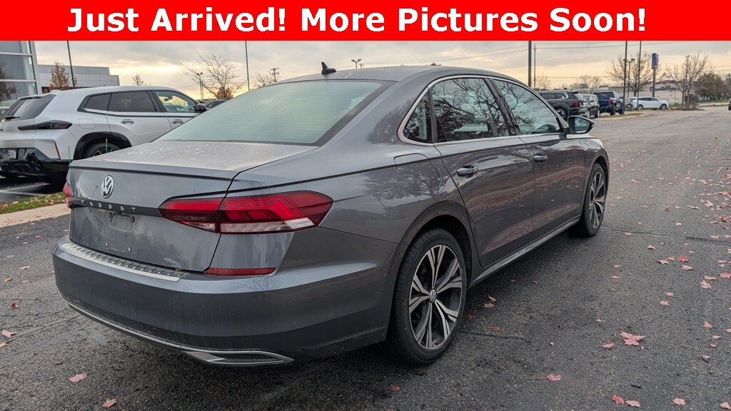2022 Volkswagen Passat 2.0T SE photo 3
