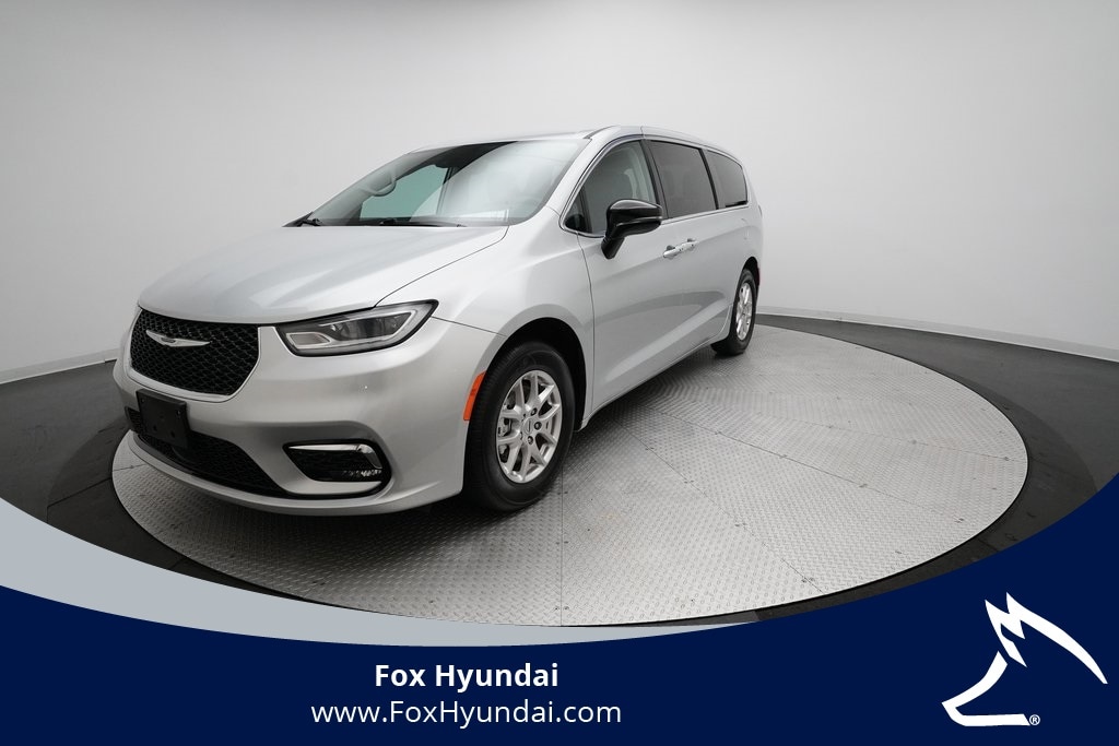 2024 Chrysler Pacifica Touring L's photo