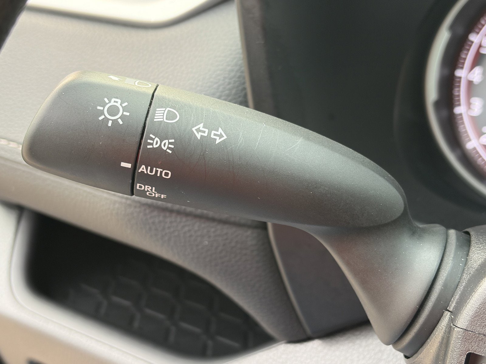 2025 Toyota RAV4 XLE - Photo 25