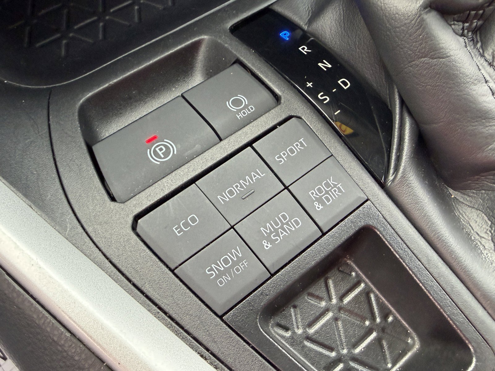 2025 Toyota RAV4 XLE - Photo 21