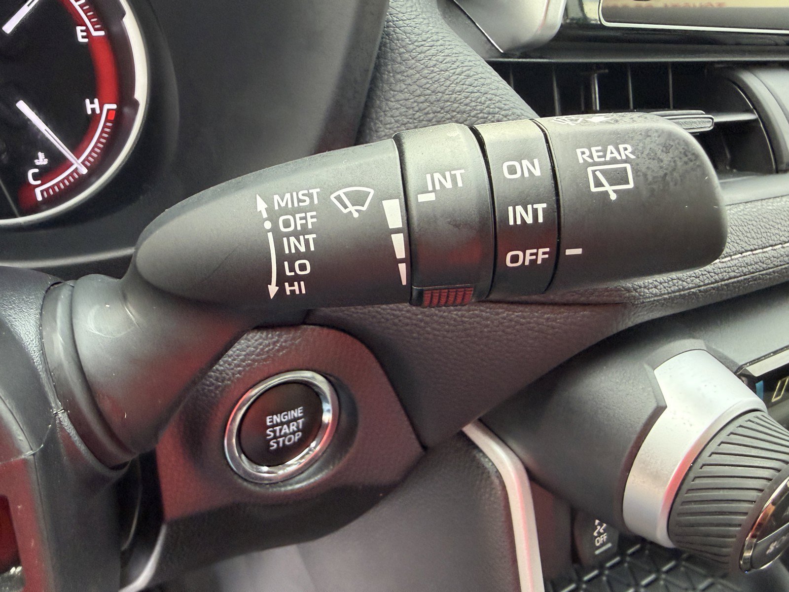 2025 Toyota RAV4 XLE - Photo 24