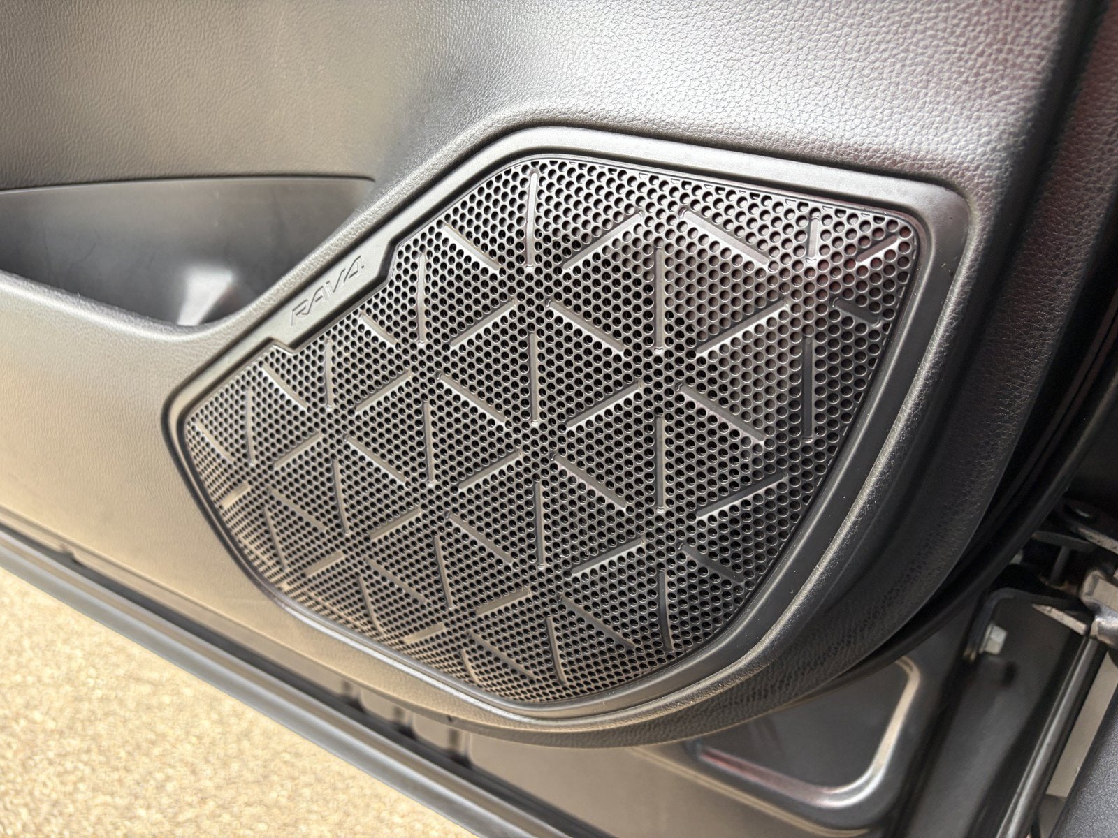 2025 Toyota RAV4 XLE - Photo 29