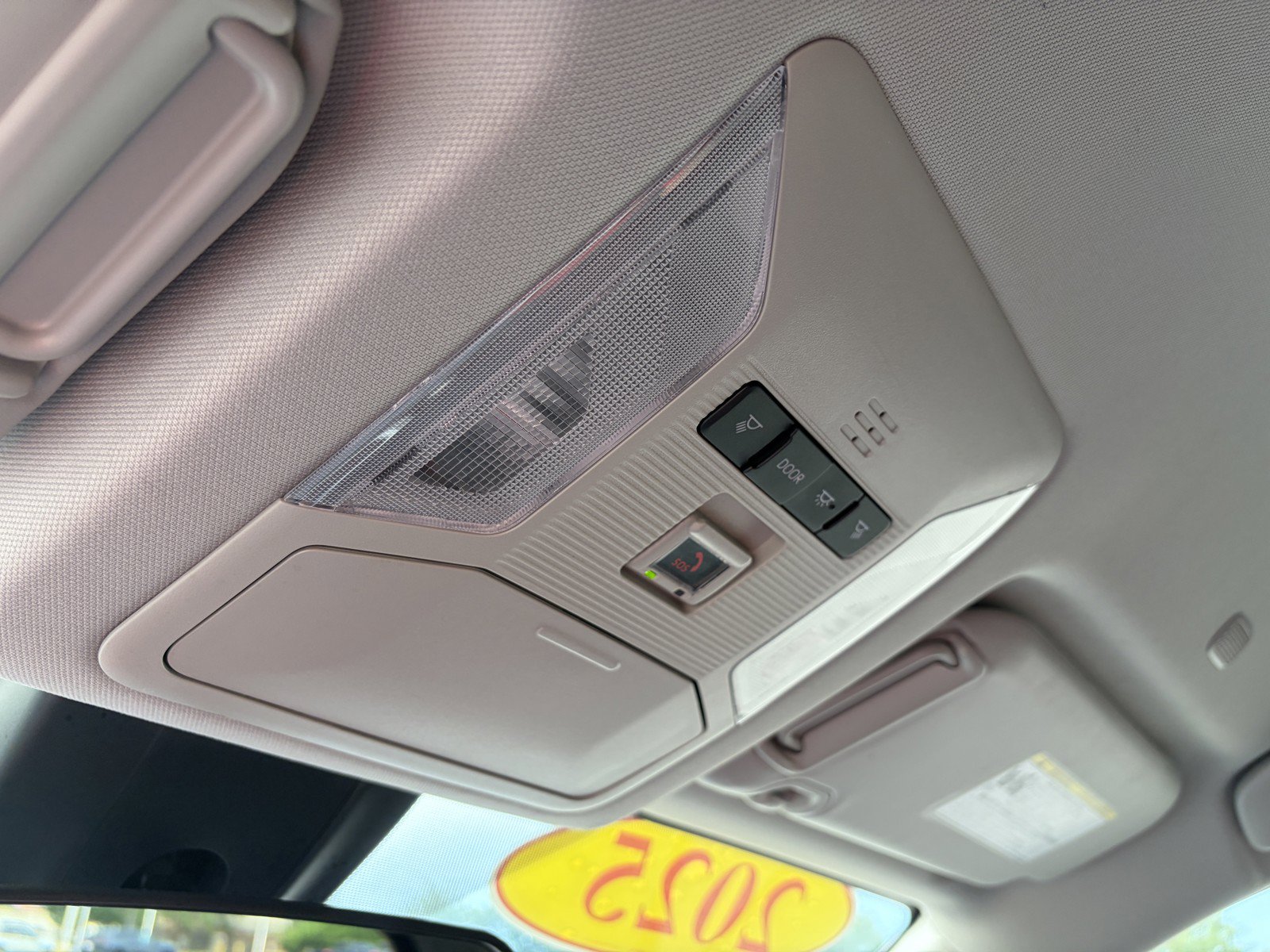 2025 Toyota RAV4 XLE - Photo 28