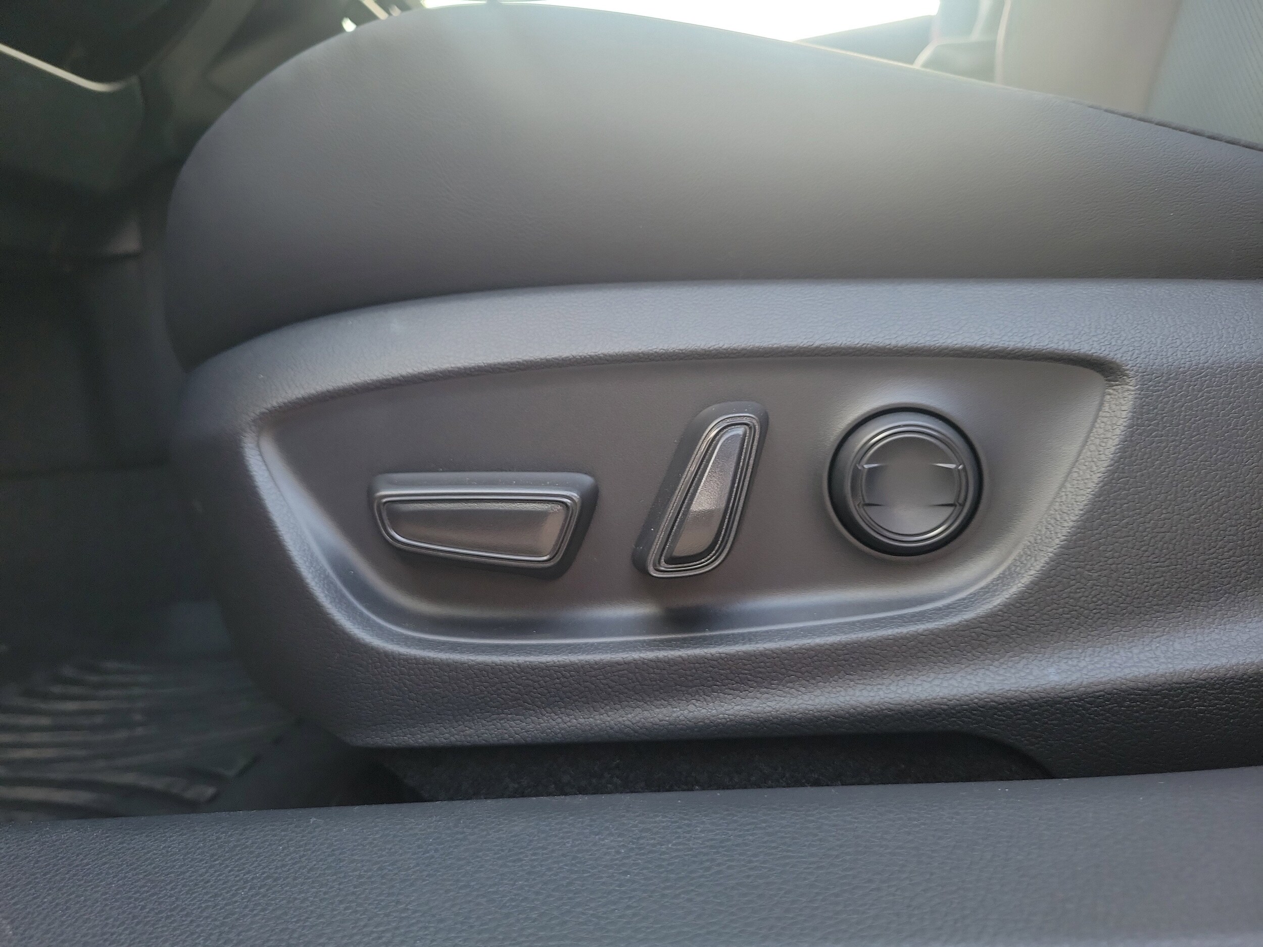 2026 Toyota Prius Plug-in Hybrid XSE Premium - Photo 17