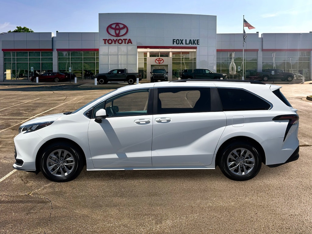 Used 2025 Toyota Sienna LE Mini-van, Passenger