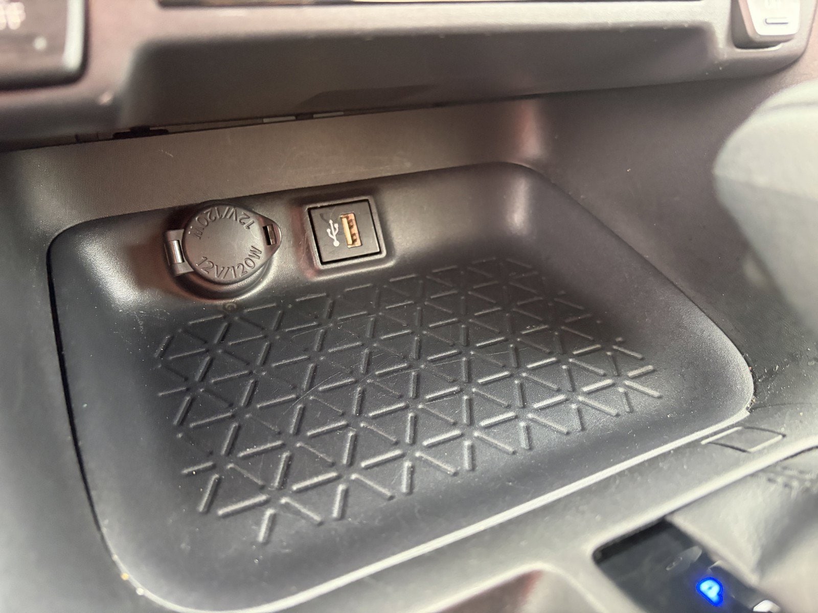 2025 Toyota RAV4 XLE - Photo 19