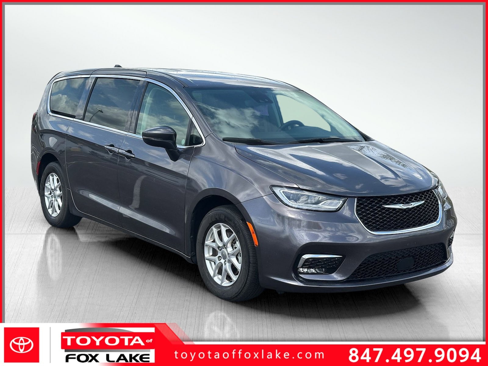 2023 Chrysler Pacifica Touring L's photo