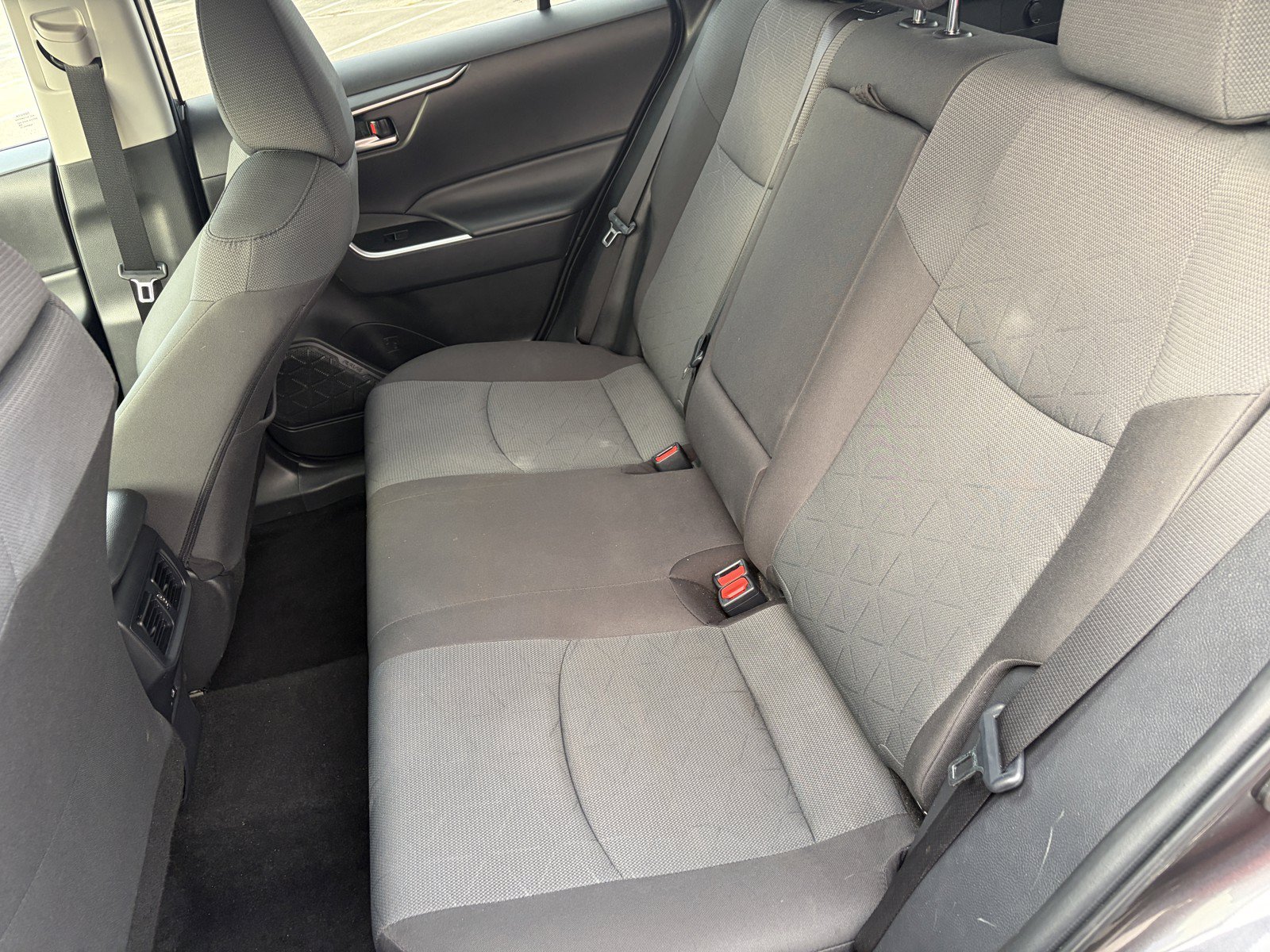 2025 Toyota RAV4 XLE - Photo 9