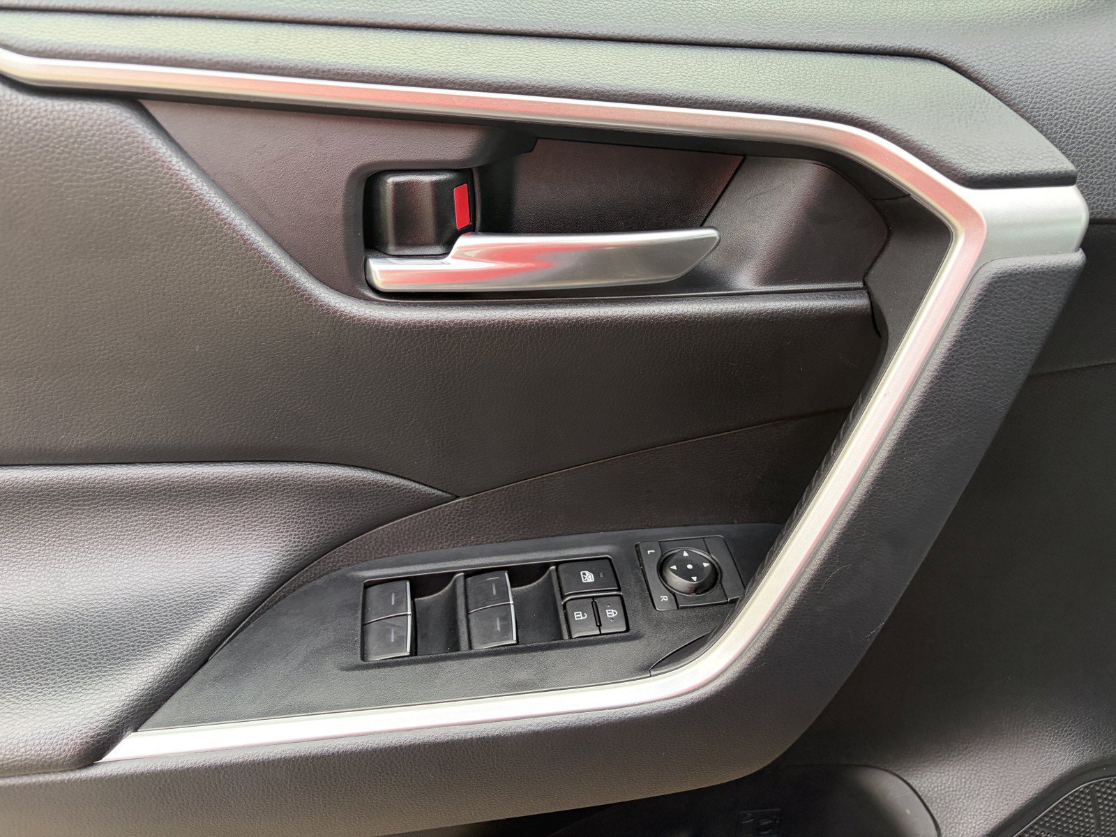 2025 Toyota RAV4 XLE - Photo 11