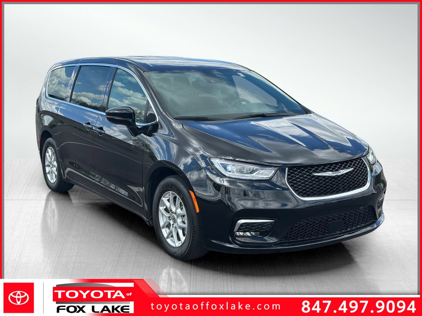 2024 Chrysler Pacifica Touring's photo