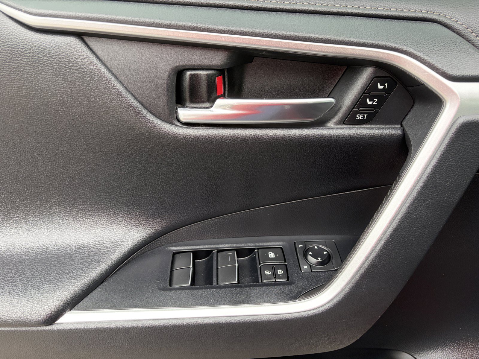 2020 Toyota RAV4 Limited - Photo 12