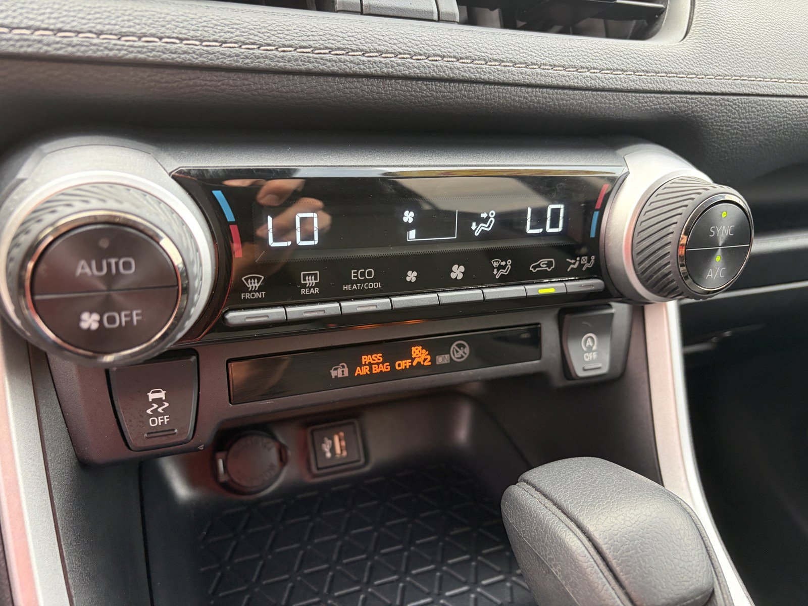 2025 Toyota RAV4 XLE - Photo 18