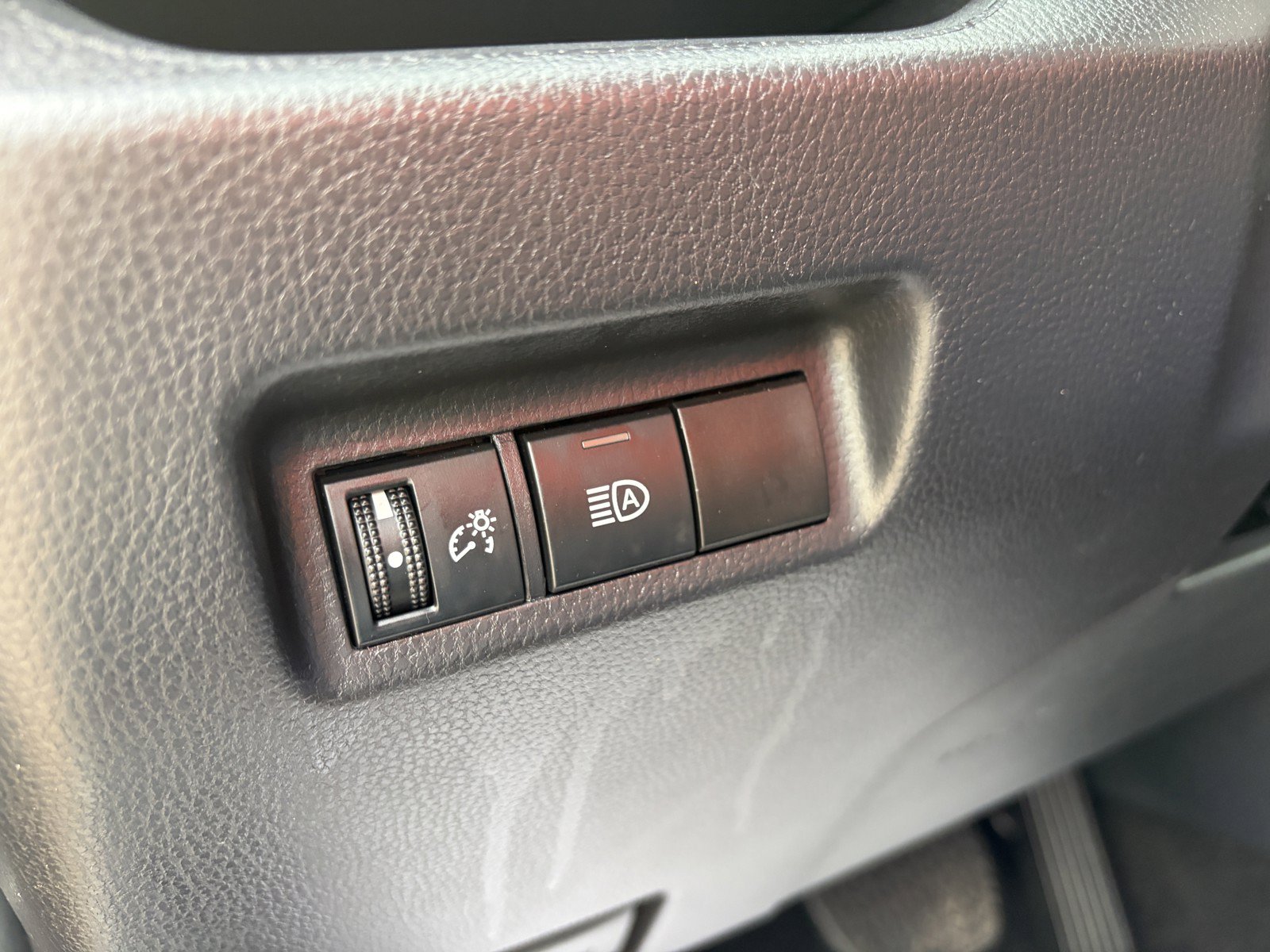 2025 Toyota RAV4 XLE - Photo 26