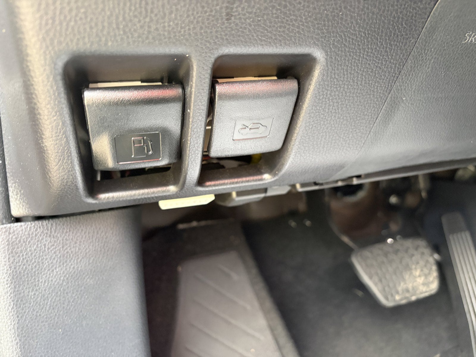 2025 Toyota RAV4 XLE - Photo 27