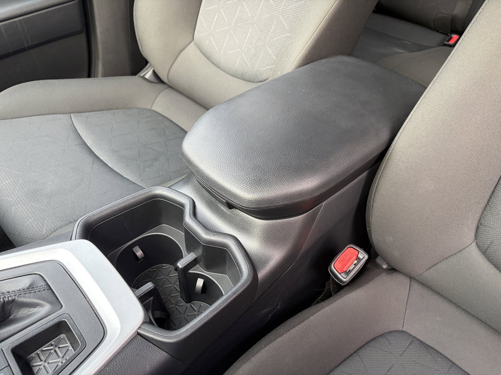 2025 Toyota RAV4 XLE - Photo 22