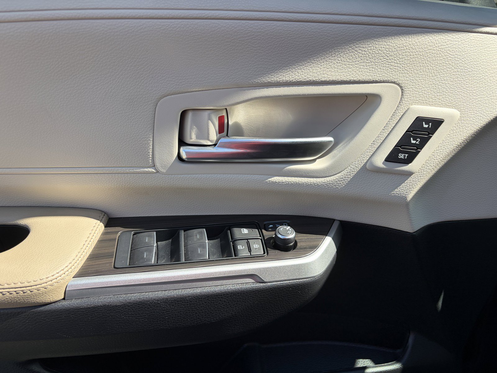 2023 Toyota Sienna Limited - Photo 13