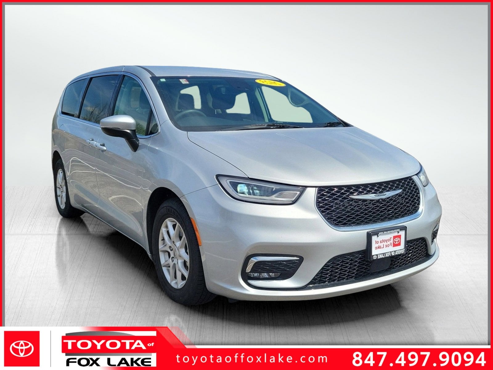 2023 Chrysler Pacifica Touring L's photo