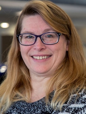 Staff member Linda Brown from ID_4ac7be