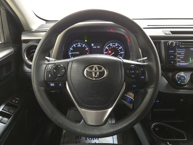 2017 Toyota RAV4 LE photo 3