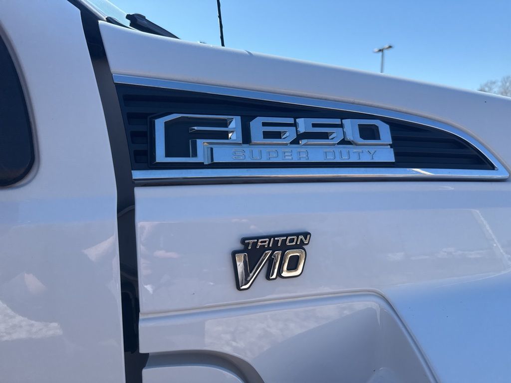 2017 Ford F-650 - Photo 11