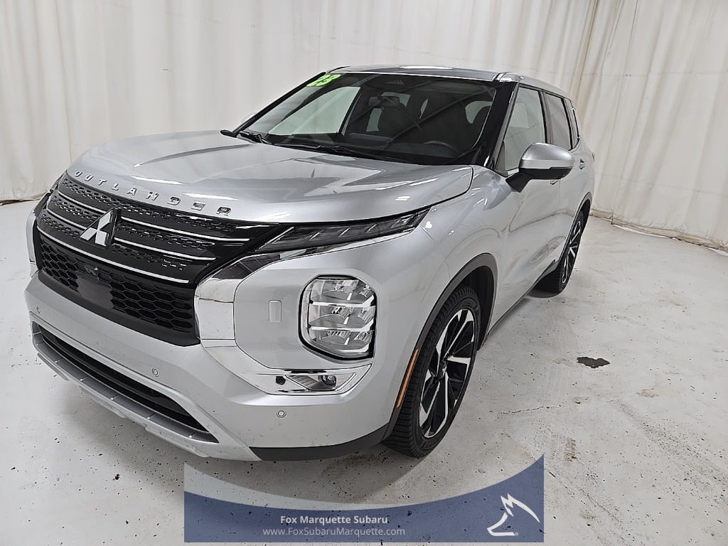 2023 Mitsubishi Outlander SE's photo