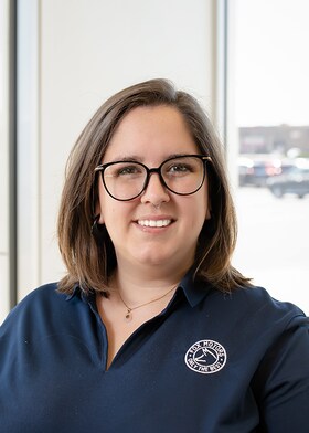 Staff member Sara Hurite from ID_76d43fbcd8ae
