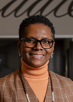 Staff member Beverly Archer from ID_26451f100ca6
