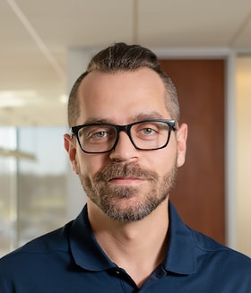 Staff member Alex Skatkov from ID_1df45e