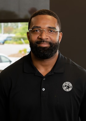 Staff member Sa'von Thomas from ID_eb23e95570c8