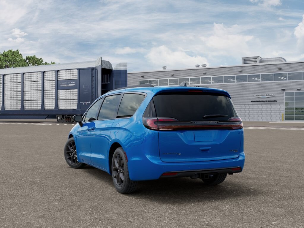 New 2027 Chrysler Pacifica LIMITED Passenger Van