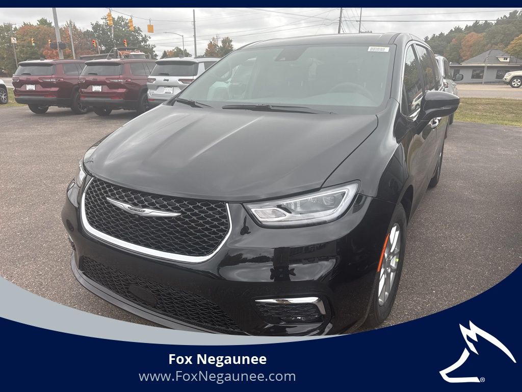 2026 Chrysler Pacifica Select's photo