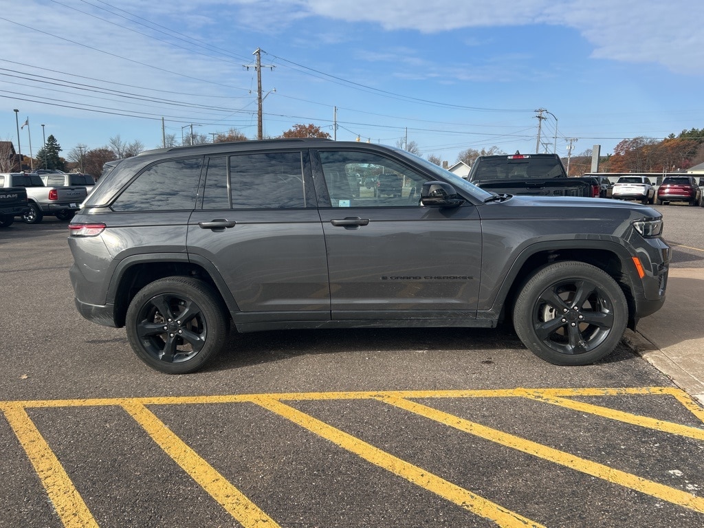 Used 2024 Jeep Grand Cherokee Laredo SUV
