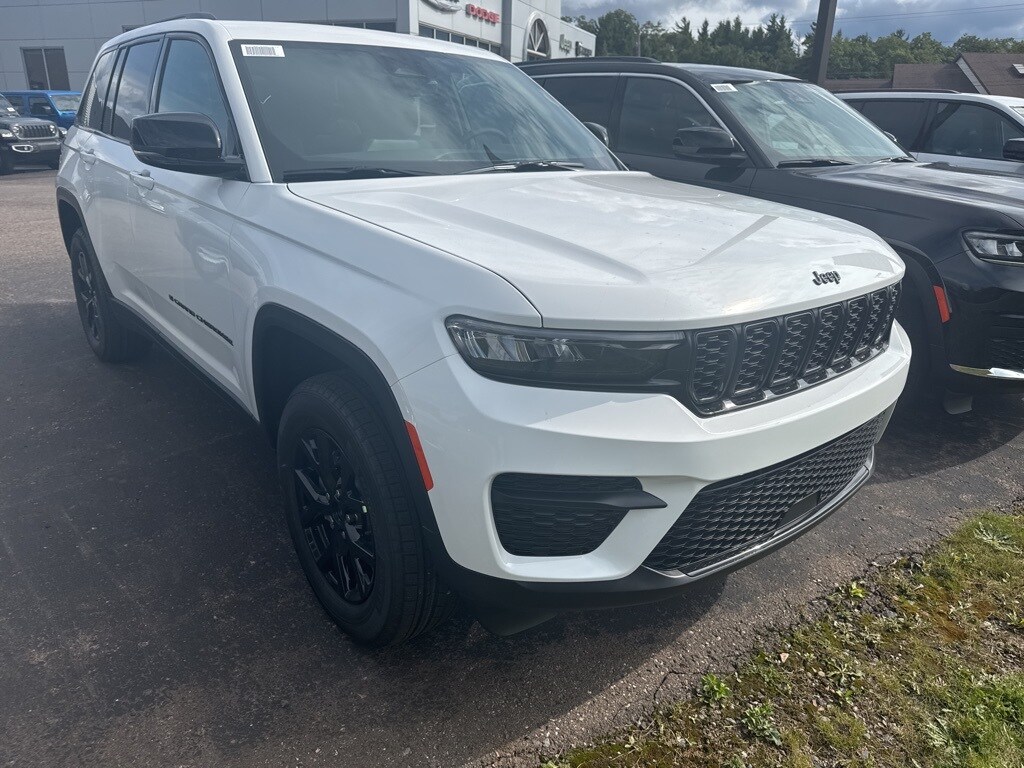2025 Jeep Grand Cherokee Altitude photo 3