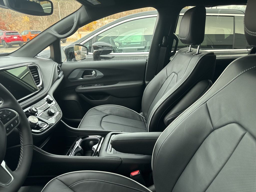 2026 Chrysler Pacifica Limited - Photo 8