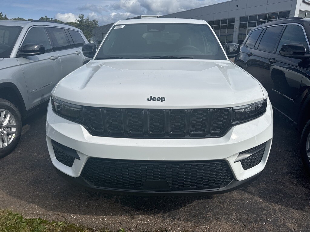 2025 Jeep Grand Cherokee Altitude photo 2