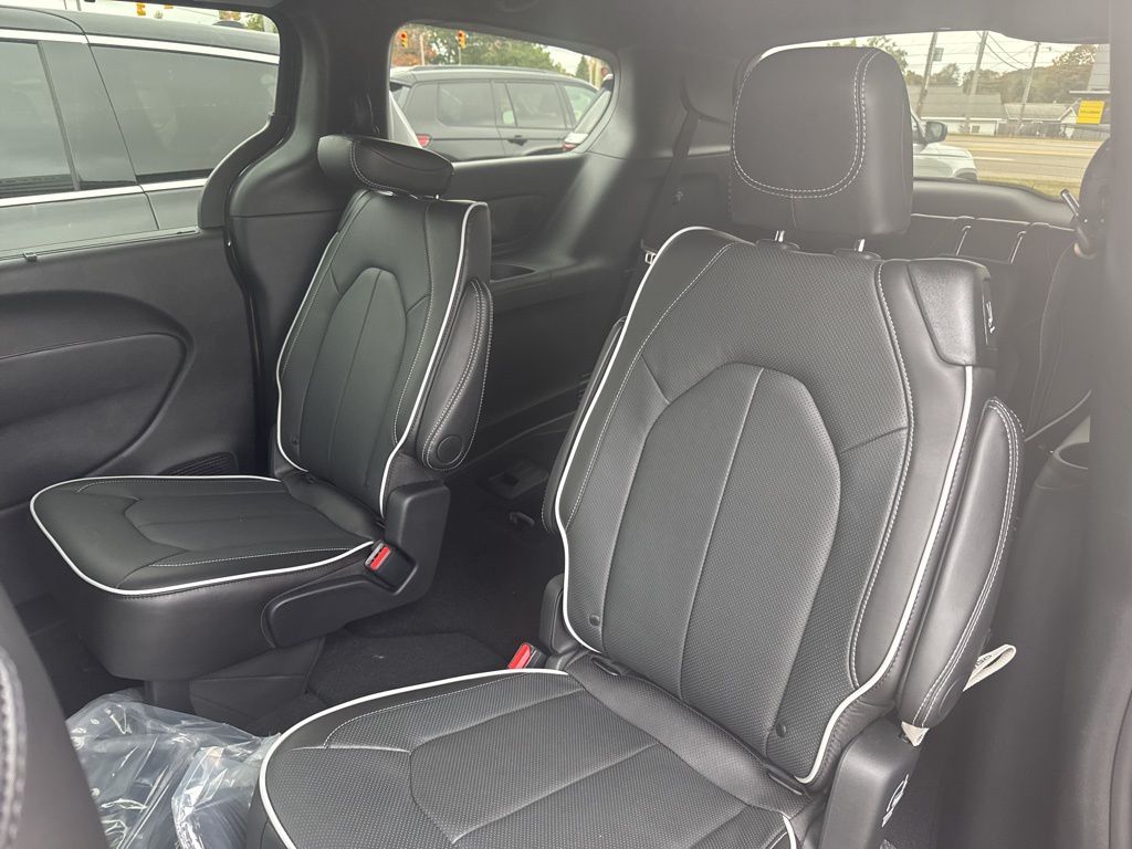 2026 Chrysler Pacifica Limited - Photo 10