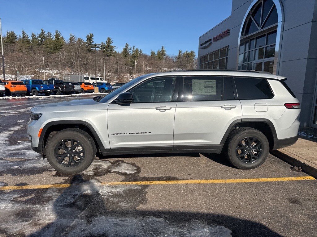 2025 Jeep Grand Cherokee Laredo photo 3