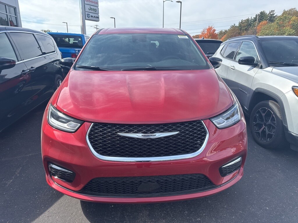 2026 Chrysler Pacifica photo 2