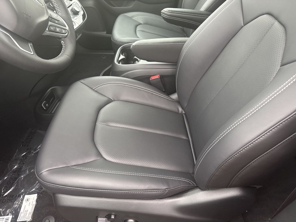 2026 Chrysler Pacifica Select - Photo 7