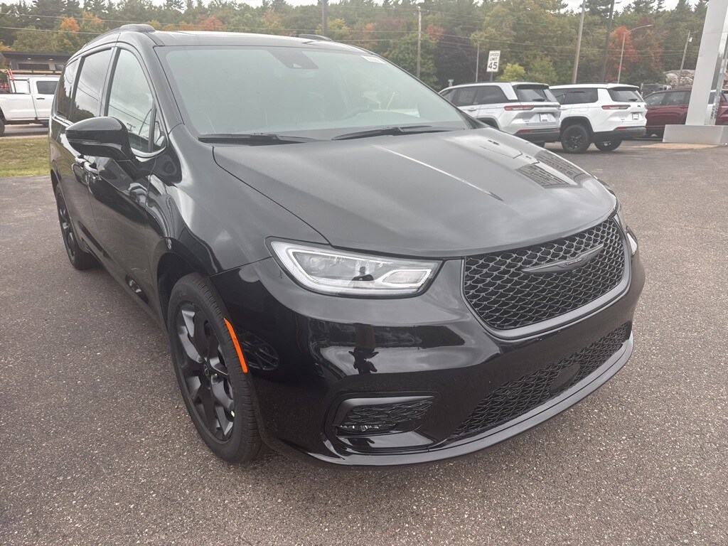 2026 Chrysler Pacifica Limited photo 3