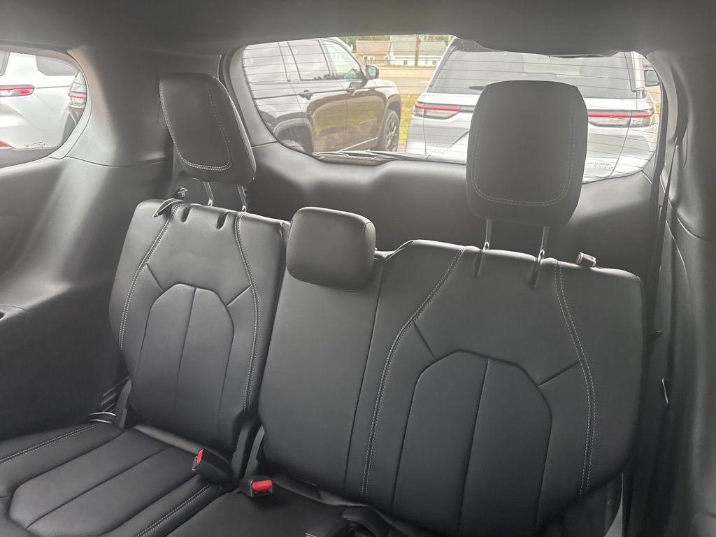 2026 Chrysler Pacifica Select - Photo 10