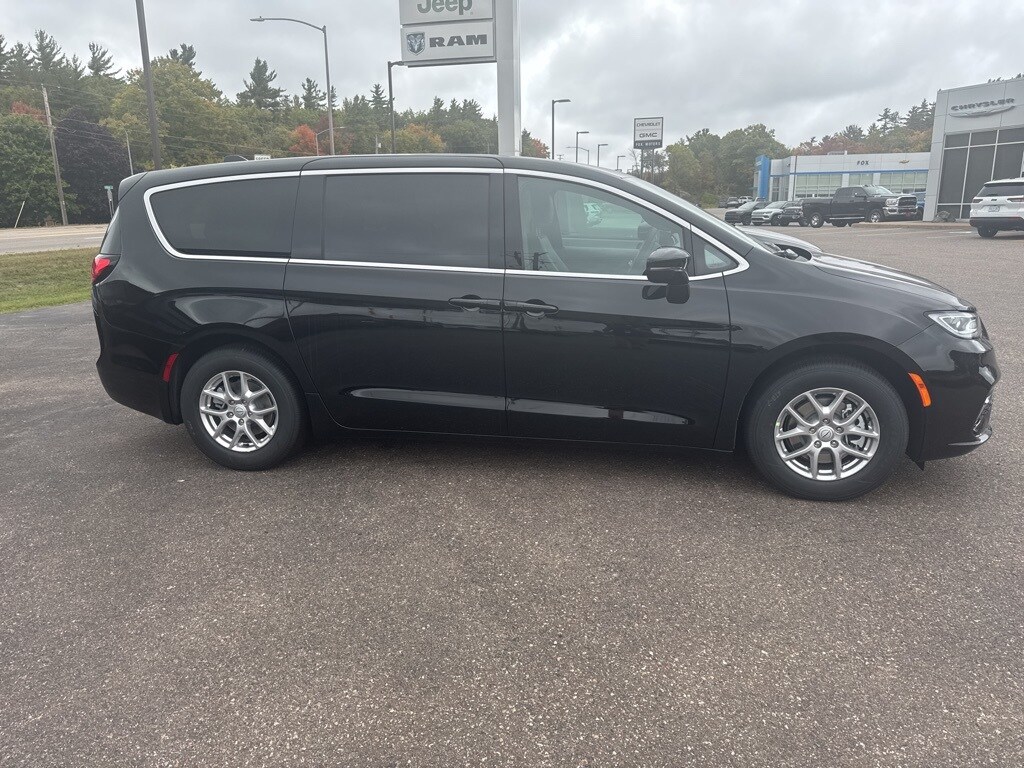 2026 Chrysler Pacifica photo 4