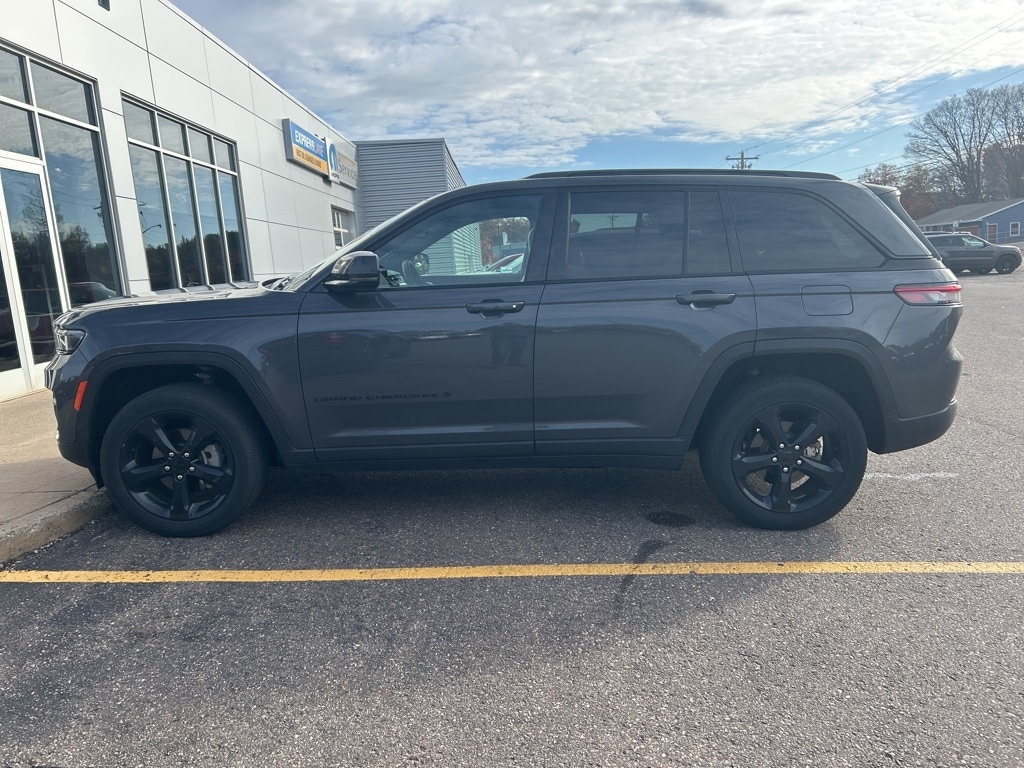 Used 2024 Jeep Grand Cherokee Laredo SUV