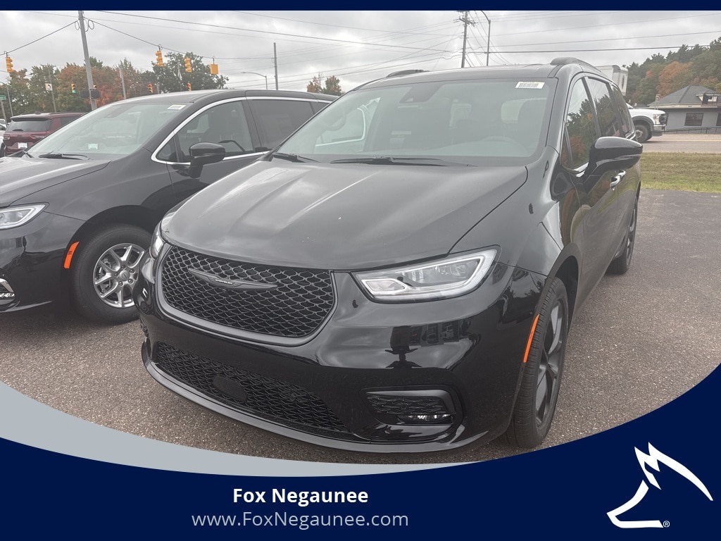 2026 Chrysler Pacifica Limited's photo